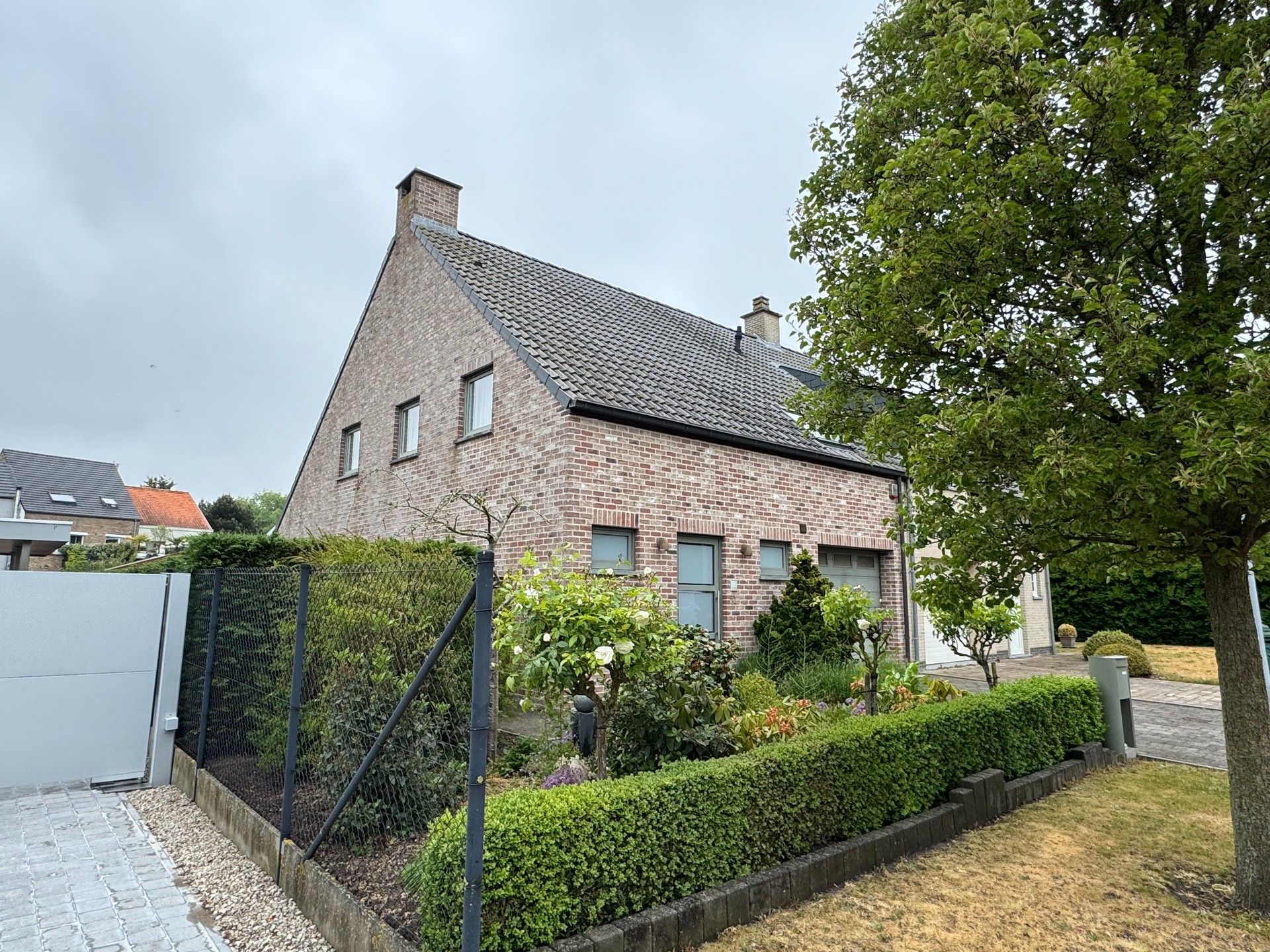 Verzorgde halfopen bebouwing in een rustige, doodlopende straat nabij het centrum van De Haan. foto 23