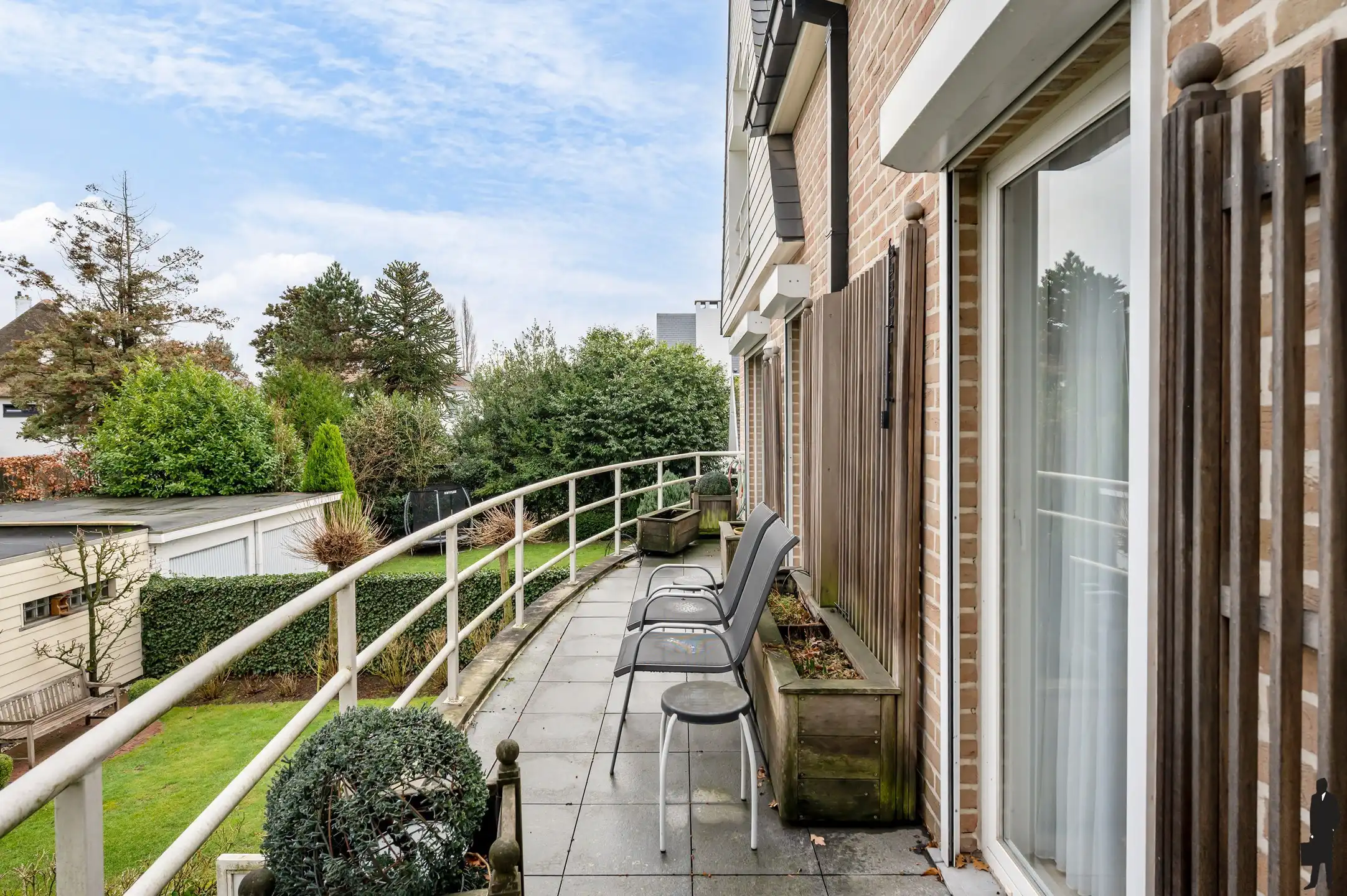 Ruim villa-appartement met 4 slaapkamers & garage foto 18