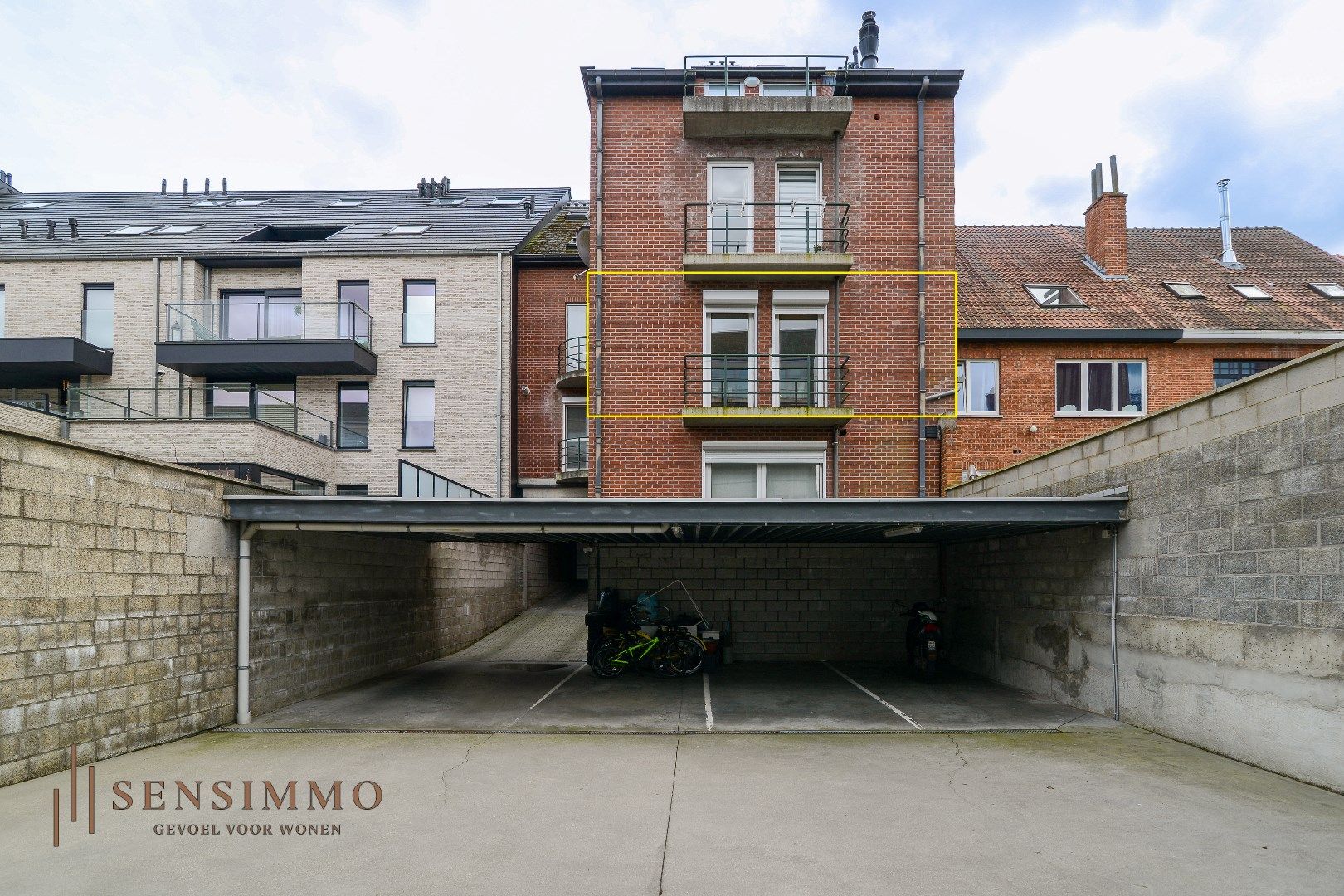 Centraal gelegen appartement in hartje Genk, ideaal voor eigen bewoning of investering! foto 2