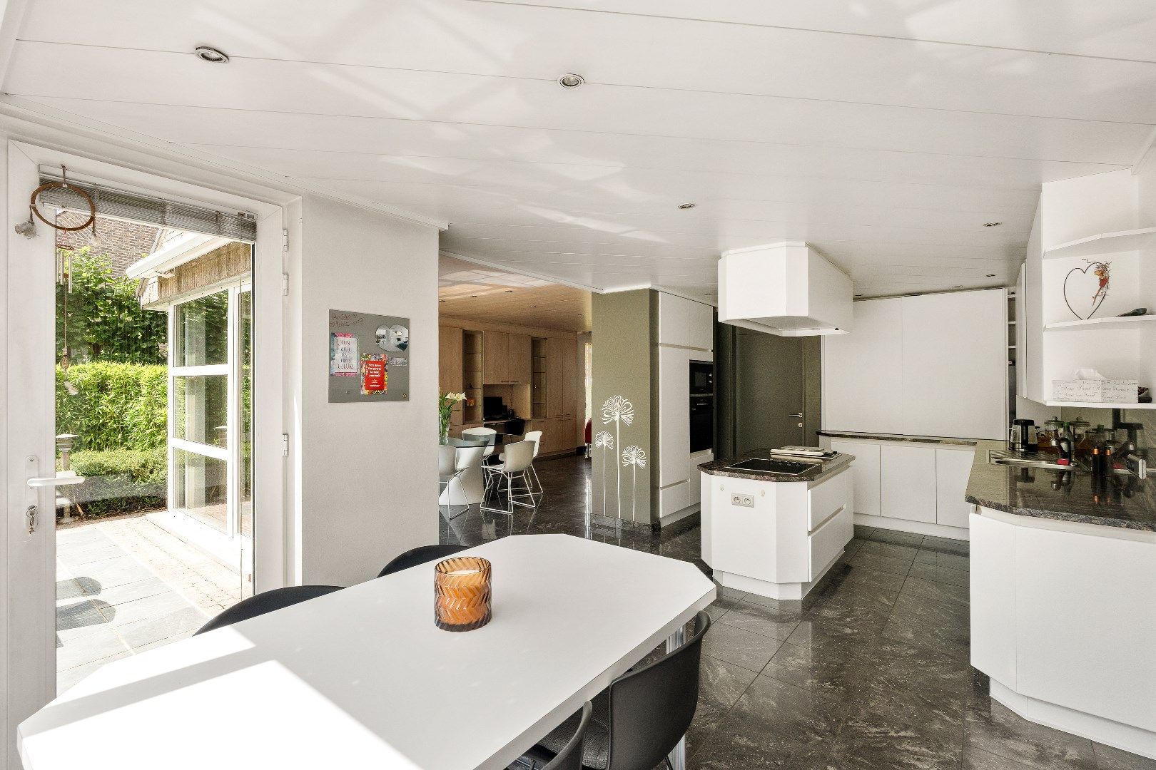 Unieke, uitstekend onderhouden villa in het hart van Ieper – rust, ruimte en comfort foto 18