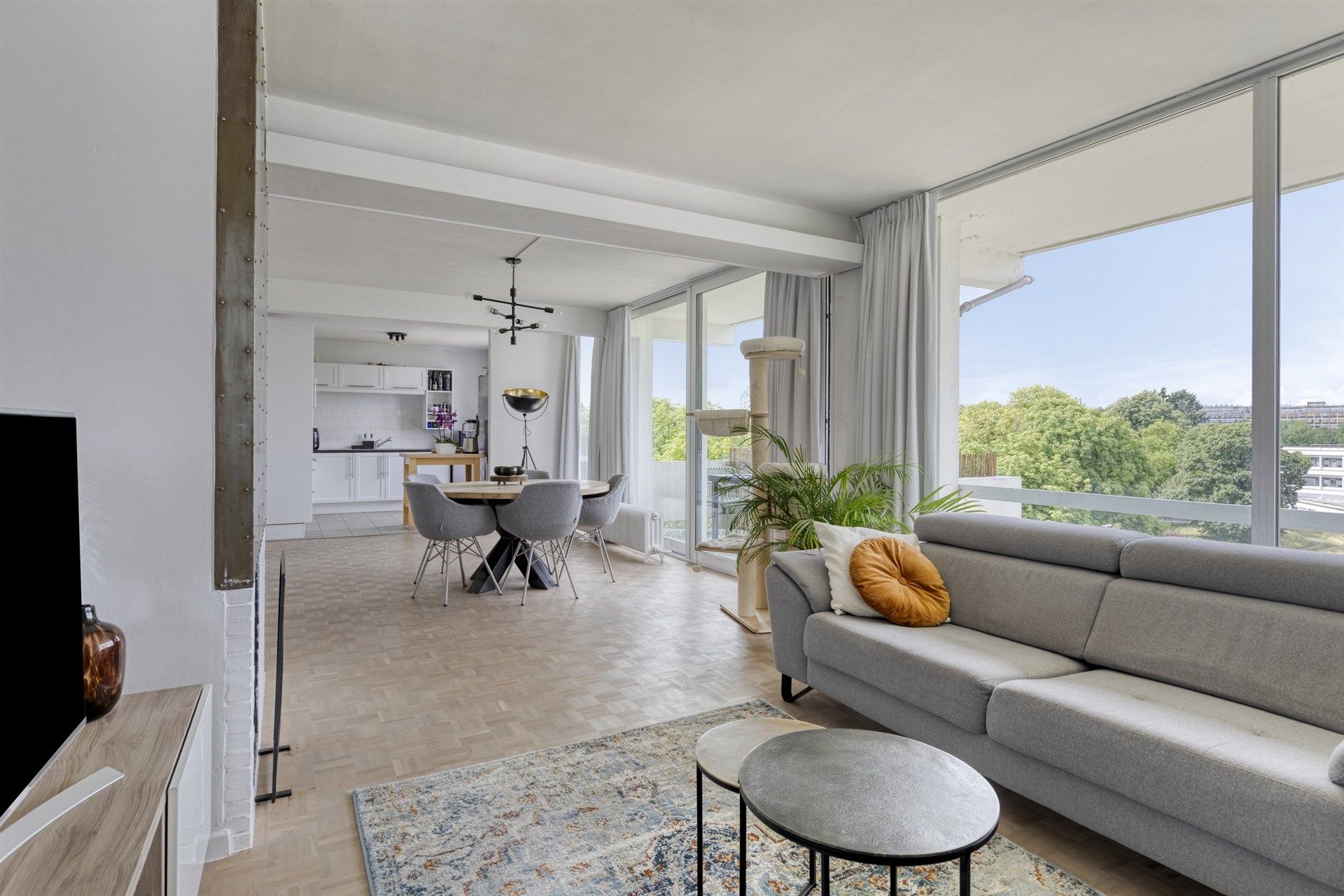 Instapklaar appartement met terras te koop in Berchem!  foto 5