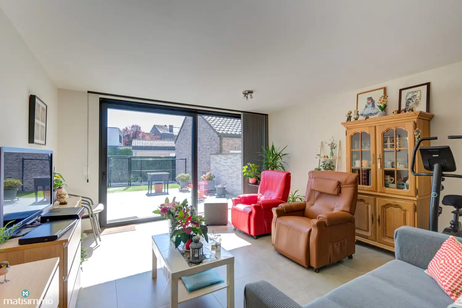 INSTAPKLAAR GELIJKVLOERS APPARTEMENT MET TUIN EN AUTOSTAANPLAATS NABIJ HET STADSCENTRUM VAN BILZEN foto 5