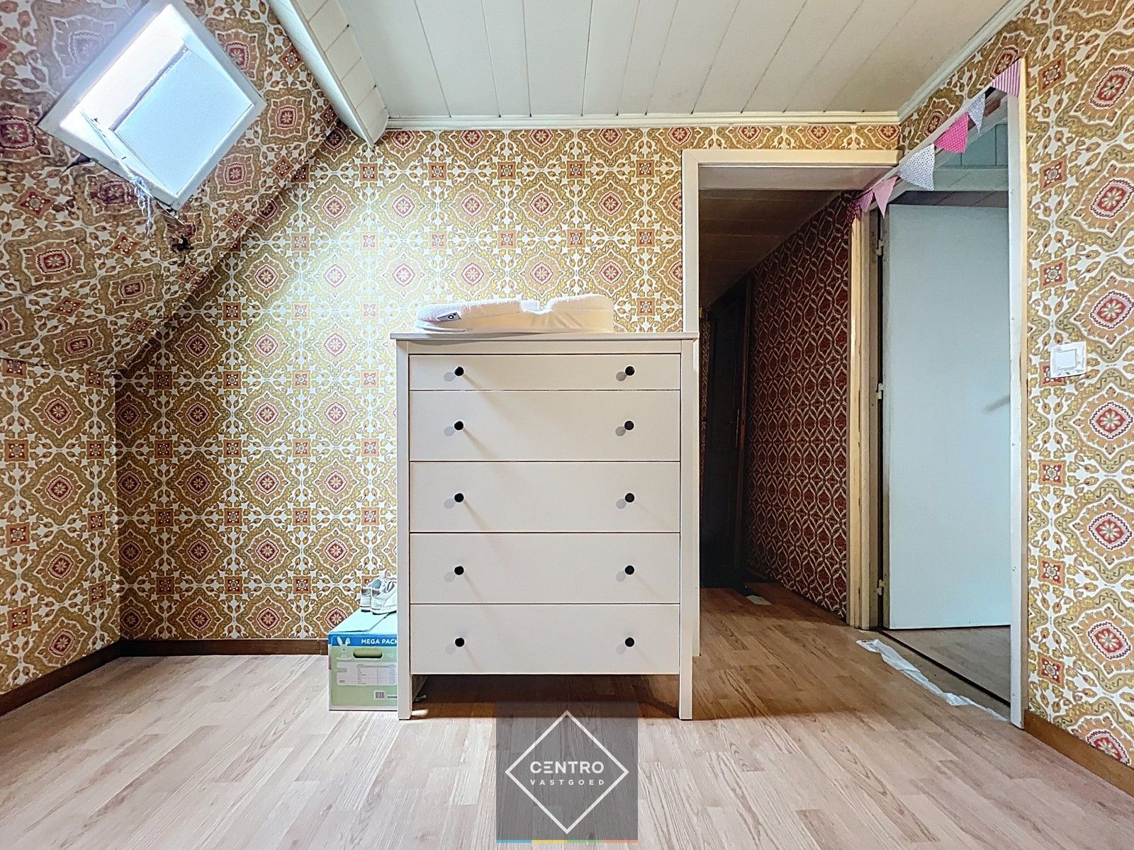 Voor de snelle beslisser! Leuke, BETAALBARE,  verder af te werken STARTERS-woning in het centrum van HEULE. foto 16