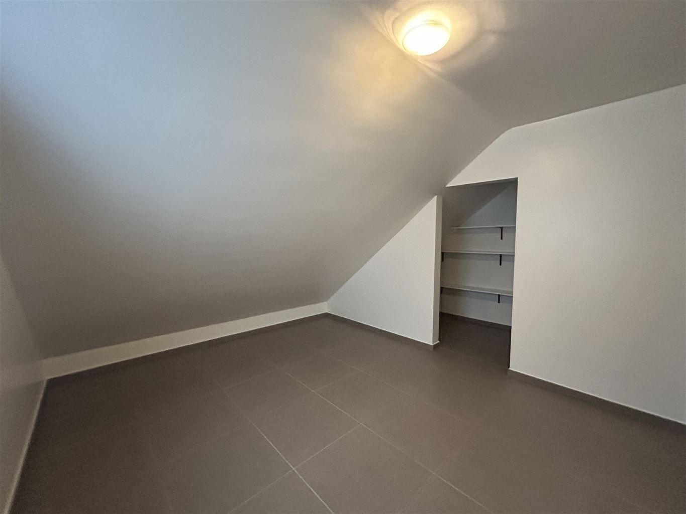 Ruim duplexappartement met 2 slaapkamers, terras, autostaanplaats en kelderberging. foto 15