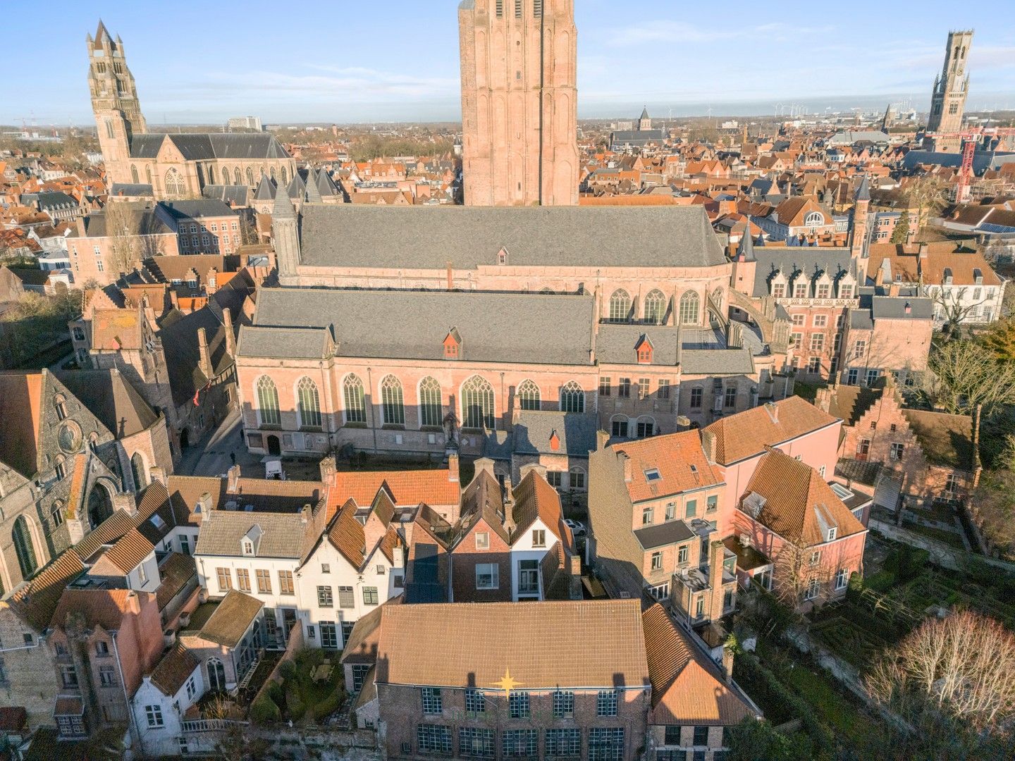 Subliem gerenoveerde stadswoning in een uitzonderlijk historisch kader rond de Onze-Lieve-Vrouwekerk foto 3