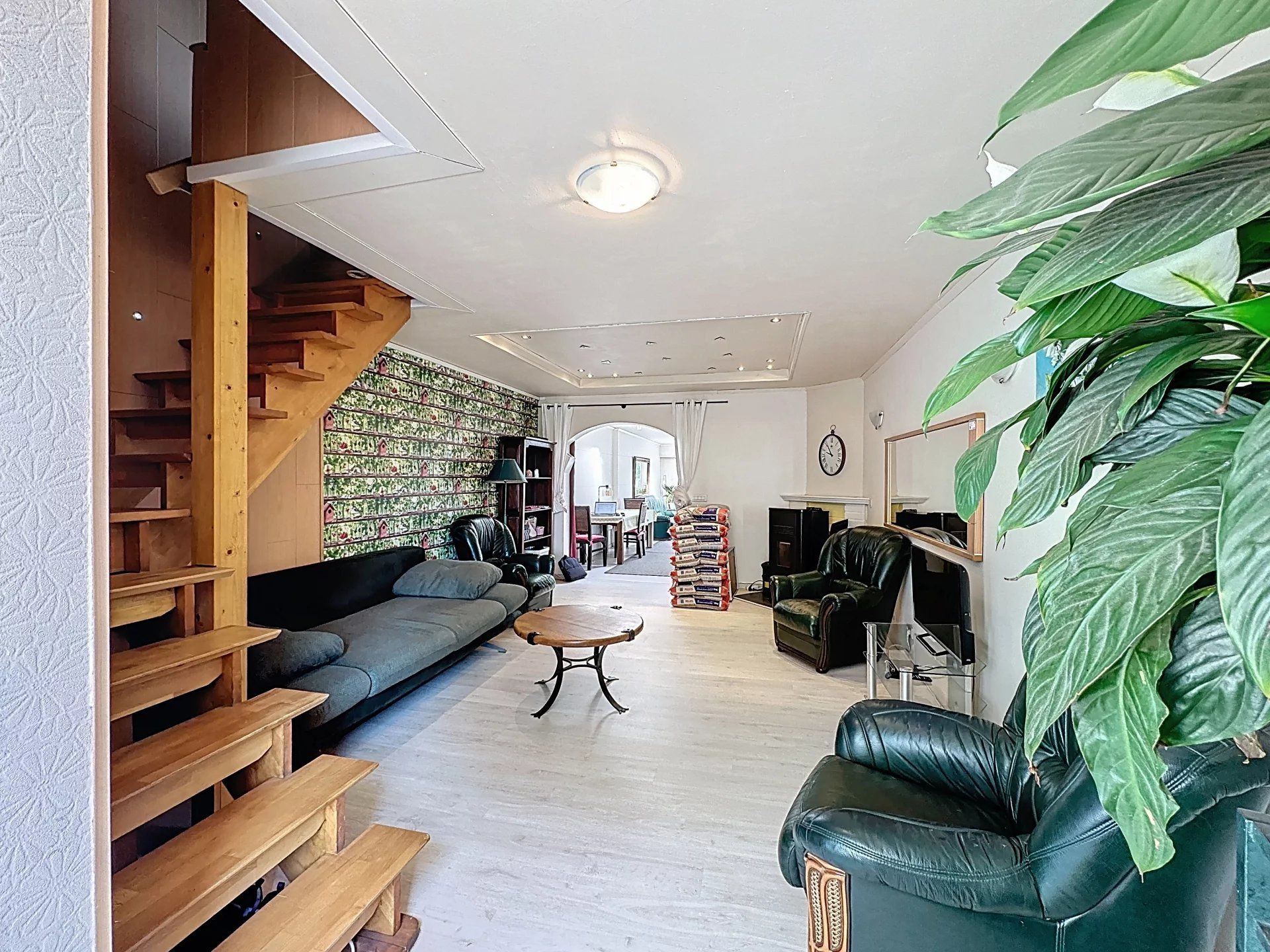 Super gezellige woning met groot terras, mooie bloementuin en carport. foto 4