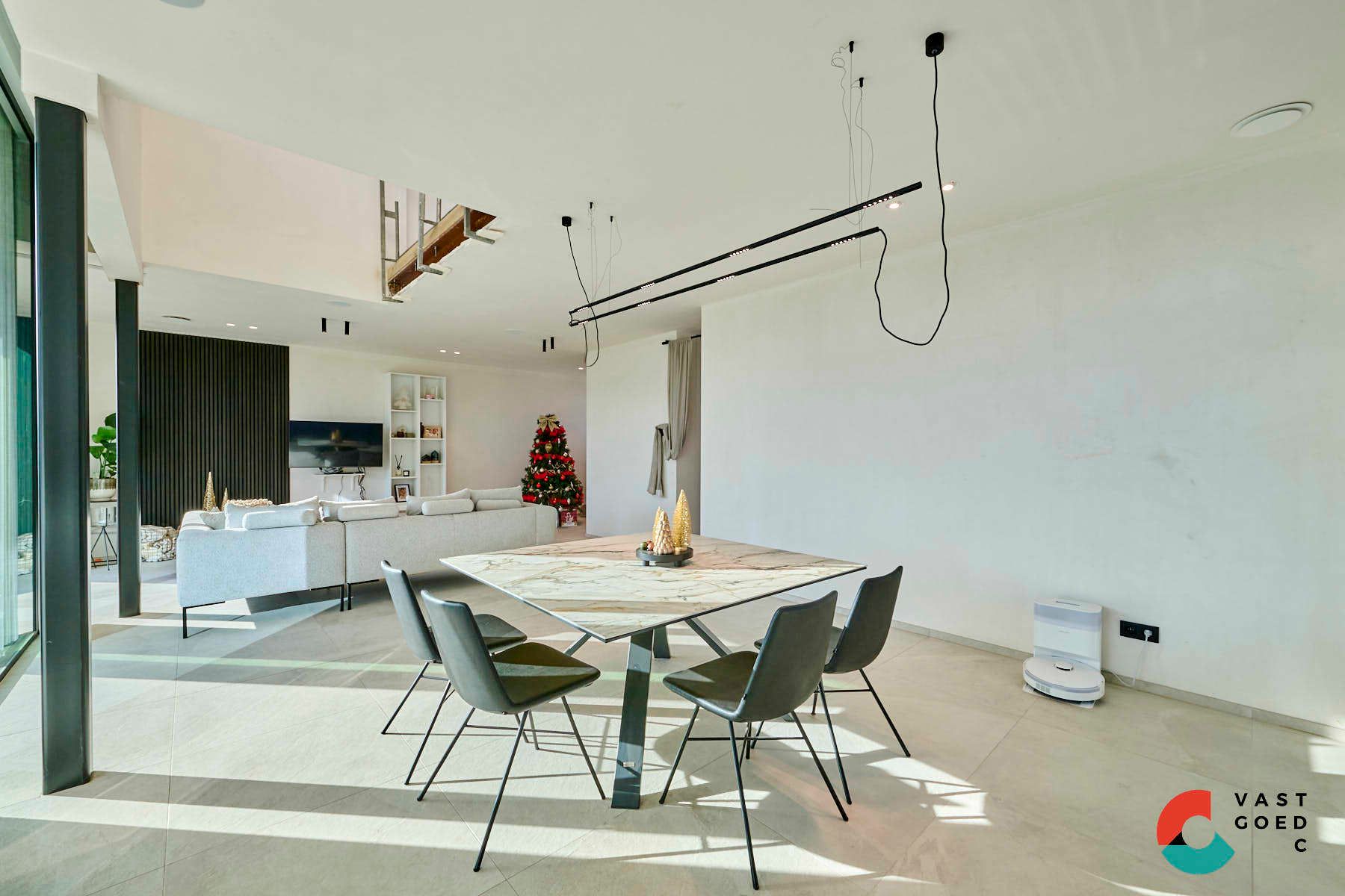 Moderne villa met zwembad op een knap perceel van 16 are. foto 11