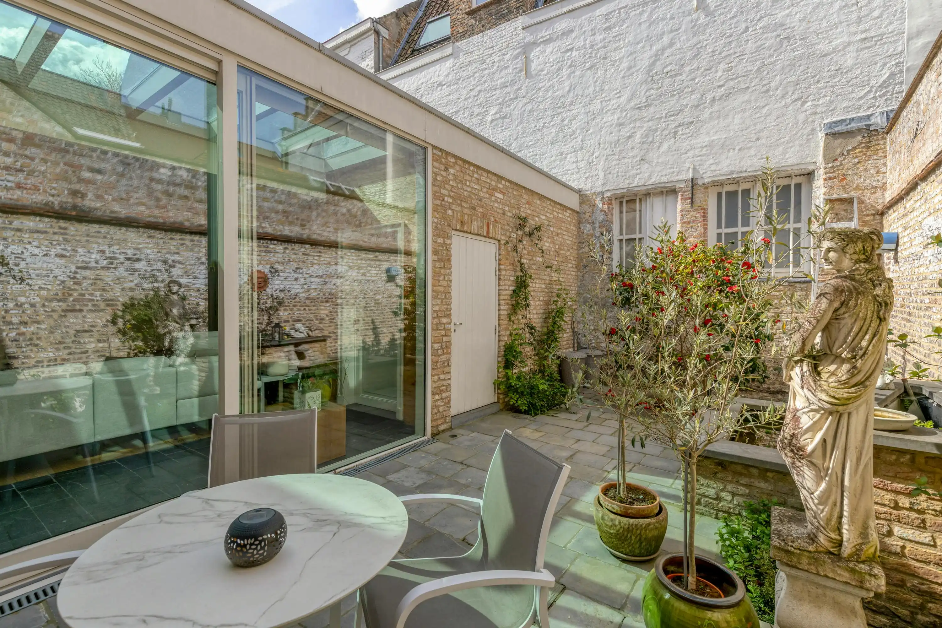 Charmant, instapklare herenhuis (°2007) op toplocatie in Brugge foto 9