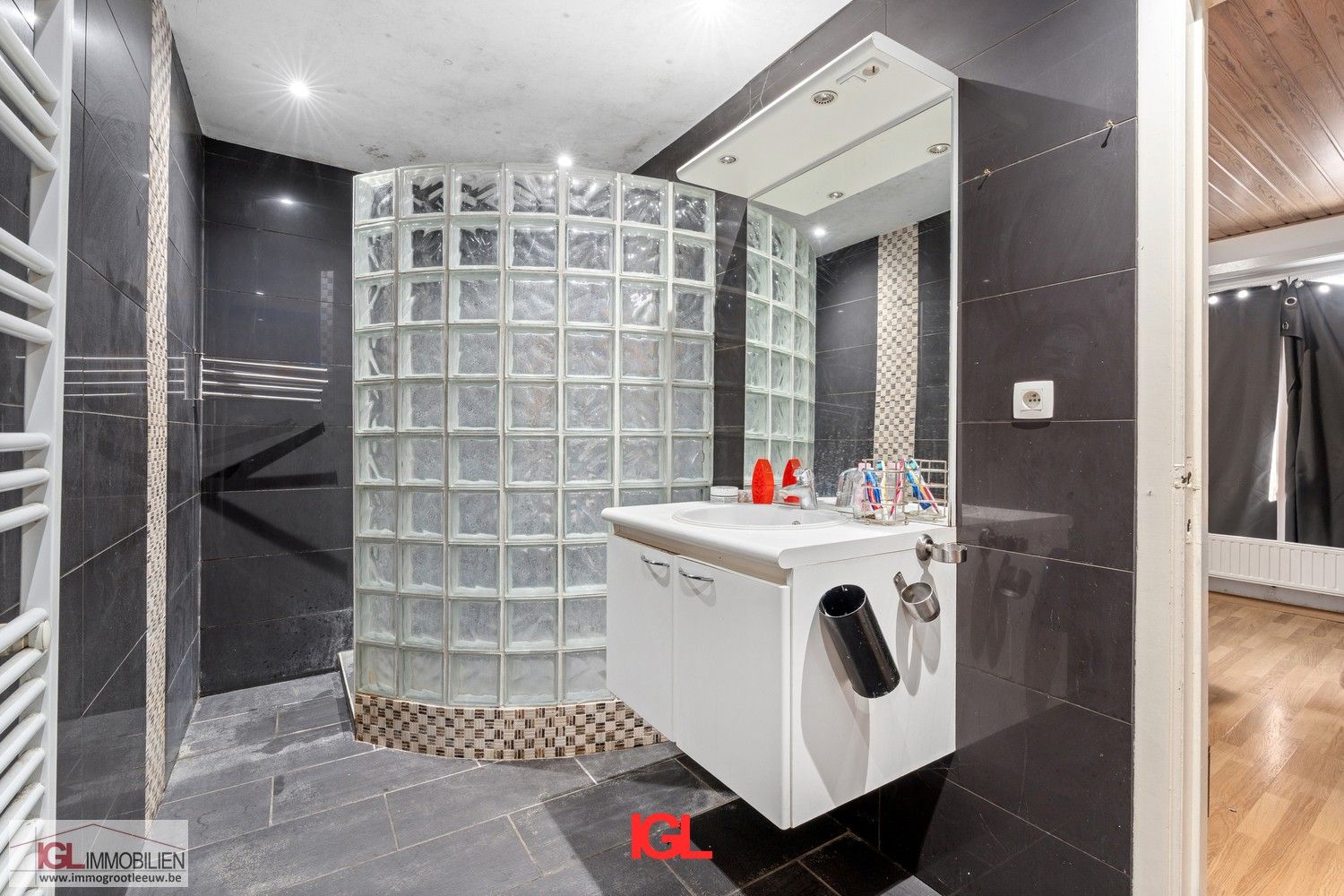 Handelspand met 2 handelsruimtes en 1 appartement te koop op AAA locatie foto 36