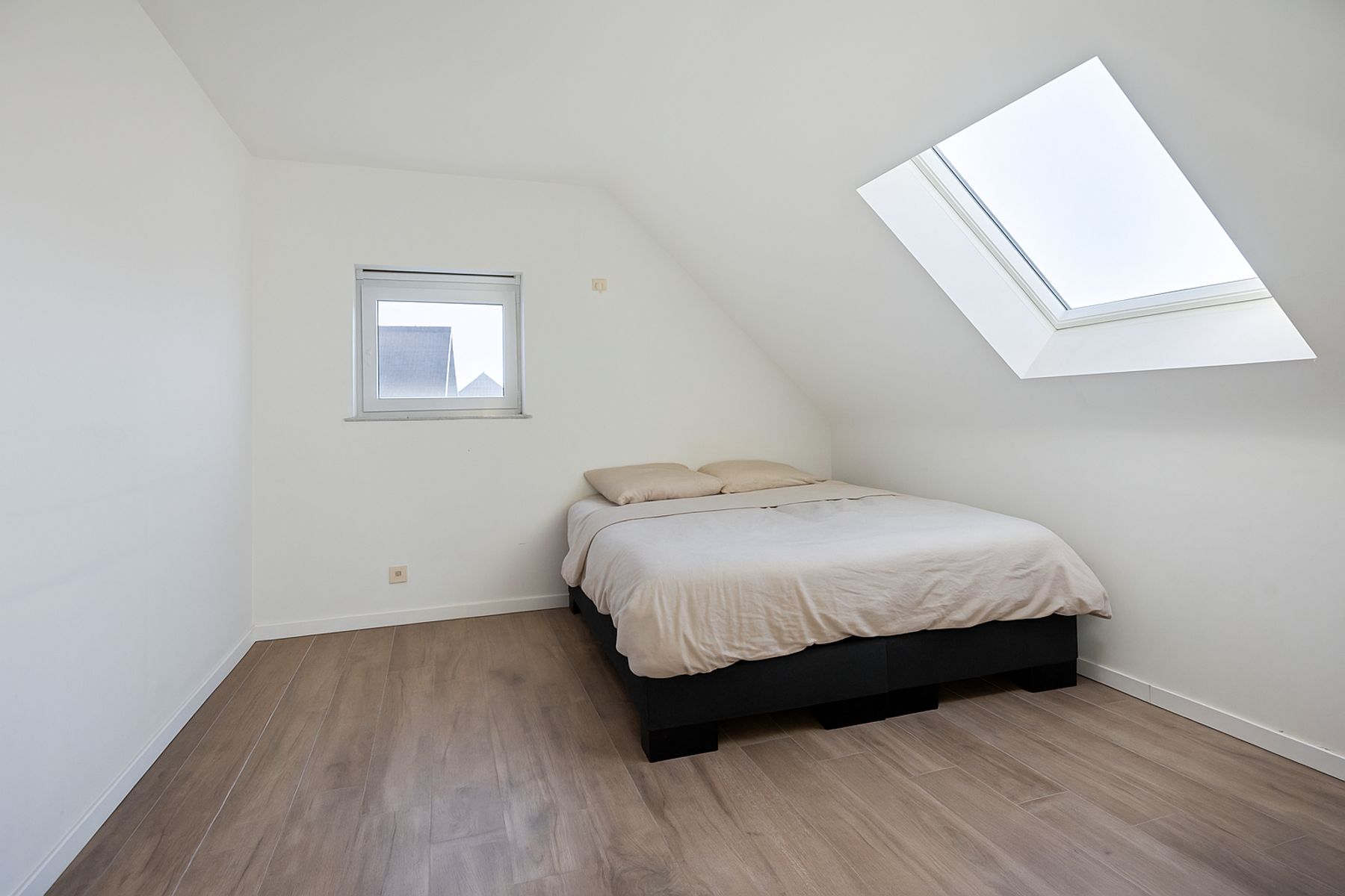 PRACHTIG AFGEWERKT EN ENERGIEZUINIG DUPLEX-APPARTEMENT (123 M2 WOONOPPERVLAKTE) (BRON: EPB) MET 2 SLAAPKAMERS, RUIM  EN ZONOVERGOTEN TERRAS, EN AUTOSTANDPLAATS EN TUINBERGING TE NEERHAREN!  foto 11