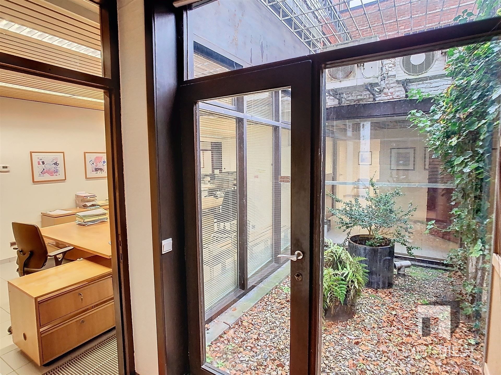 Handelsgelijkvloers 300m2 met 9 autostaanplaatsen foto 20