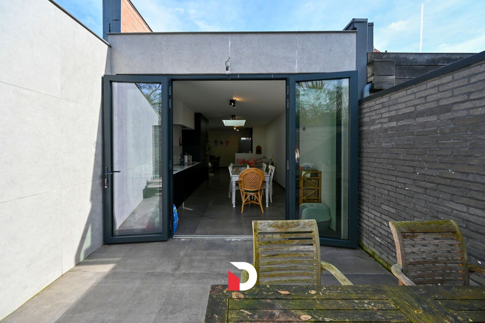 Volledig gerenoveerde stadswoning met 2 slk en gezellig stadsterras in het centrum van Damme foto 10