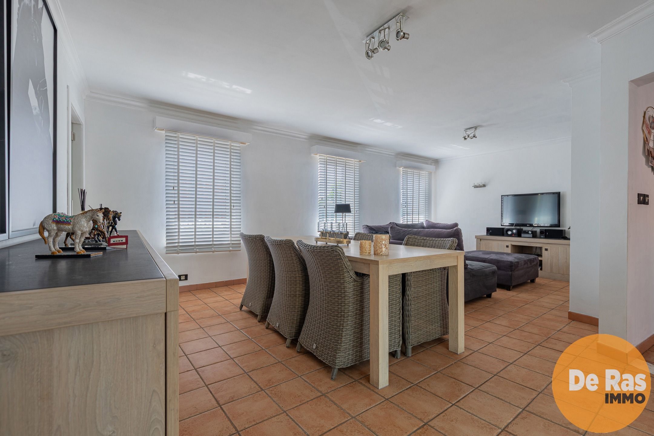 NIEUWERKERKEN–Gezellige woning met terras, centrale ligging! foto 6