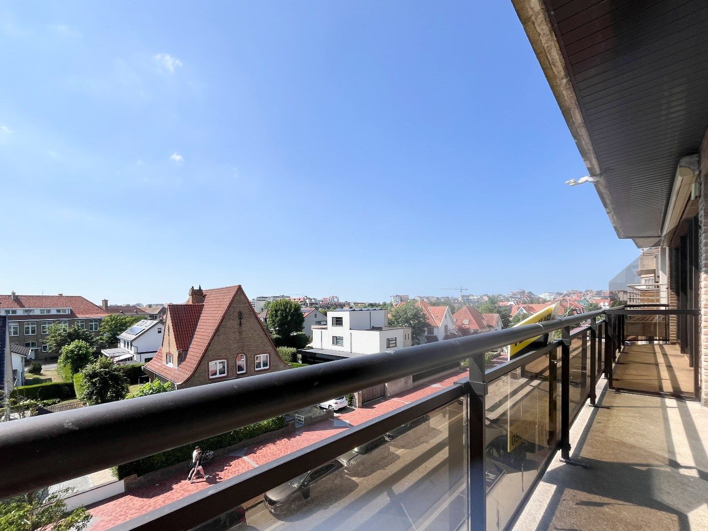 Zuid-west gericht twee slaapkamerappartment met open zicht en tandemgaragebox in de Koningslaan. foto 4