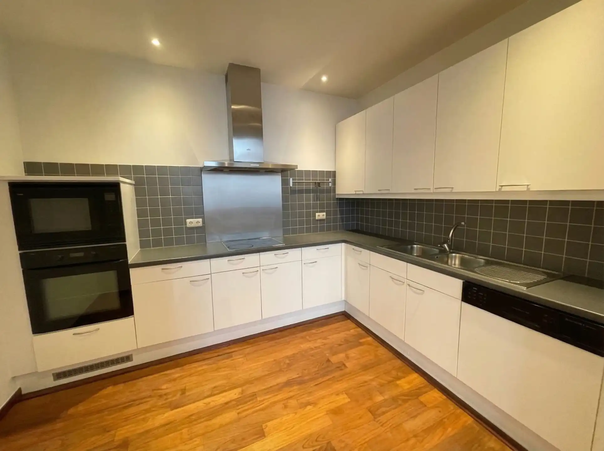 Gelijkvloers appartement met terras in historisch centrum foto 4