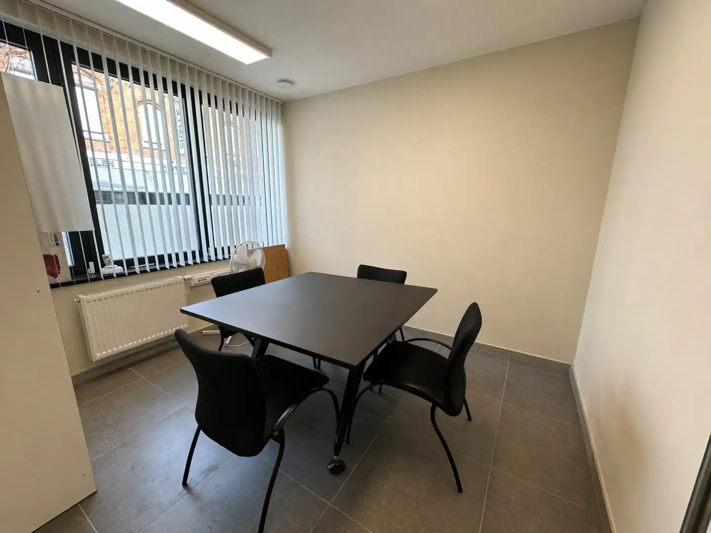 Instapklare kantoorruimte centrum Torhout, unieke kans! foto 7