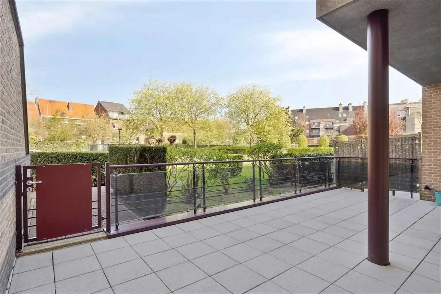 Uitzonderlijk ruim, gelijkvloers 2-slaapkamer appartement met terras en tuintje, zonnepanelen en inpandige garagebox gelegen vlakbij het centrum van Maaseik. foto 17