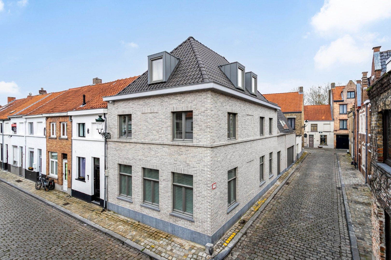 Unieke woning binnen de stadswallen van Brugge foto {{pictureIndex}}