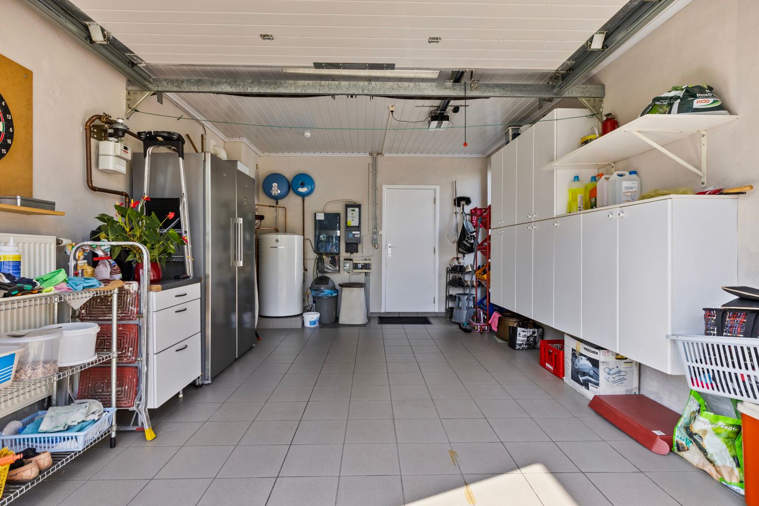 Ruime villa met magazijn en zwembad op centrale locatie foto 12