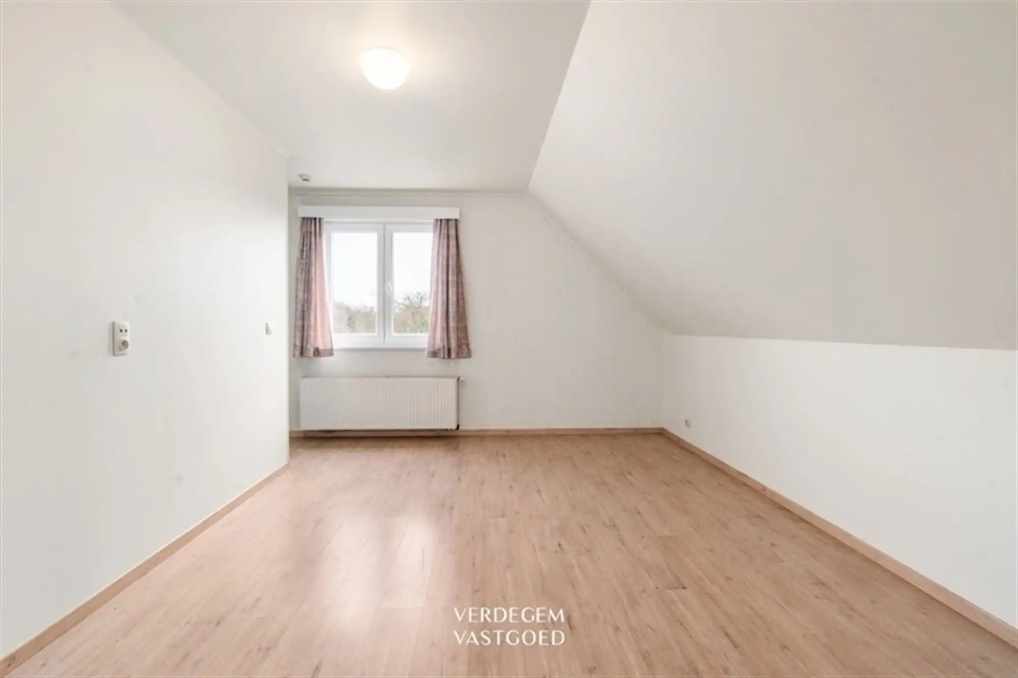 Rustig gelegen, vrijstaande woning met 6 slaapkamers op mooi perceel foto 12