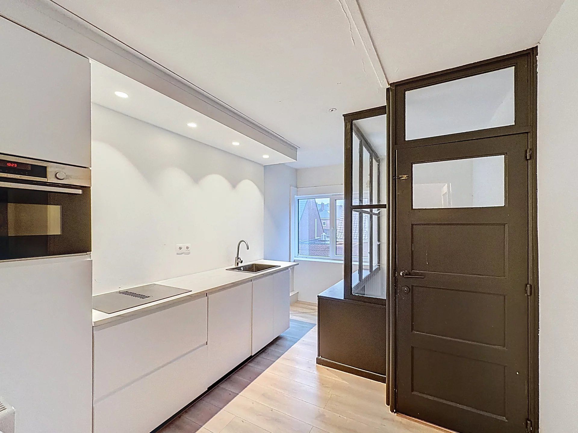 Praktijkruimte met verschillende mogelijkheden voorzien van keuken en badkamer nabij het centrum van Mol. foto 4