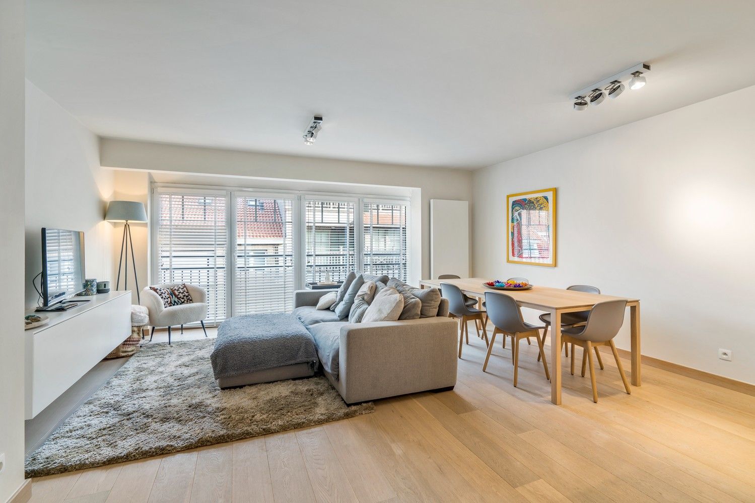 Volledig instapklaar, hedendaags en zeer stijlvol gemeubeld appartement met 2 slaapkamers foto 2