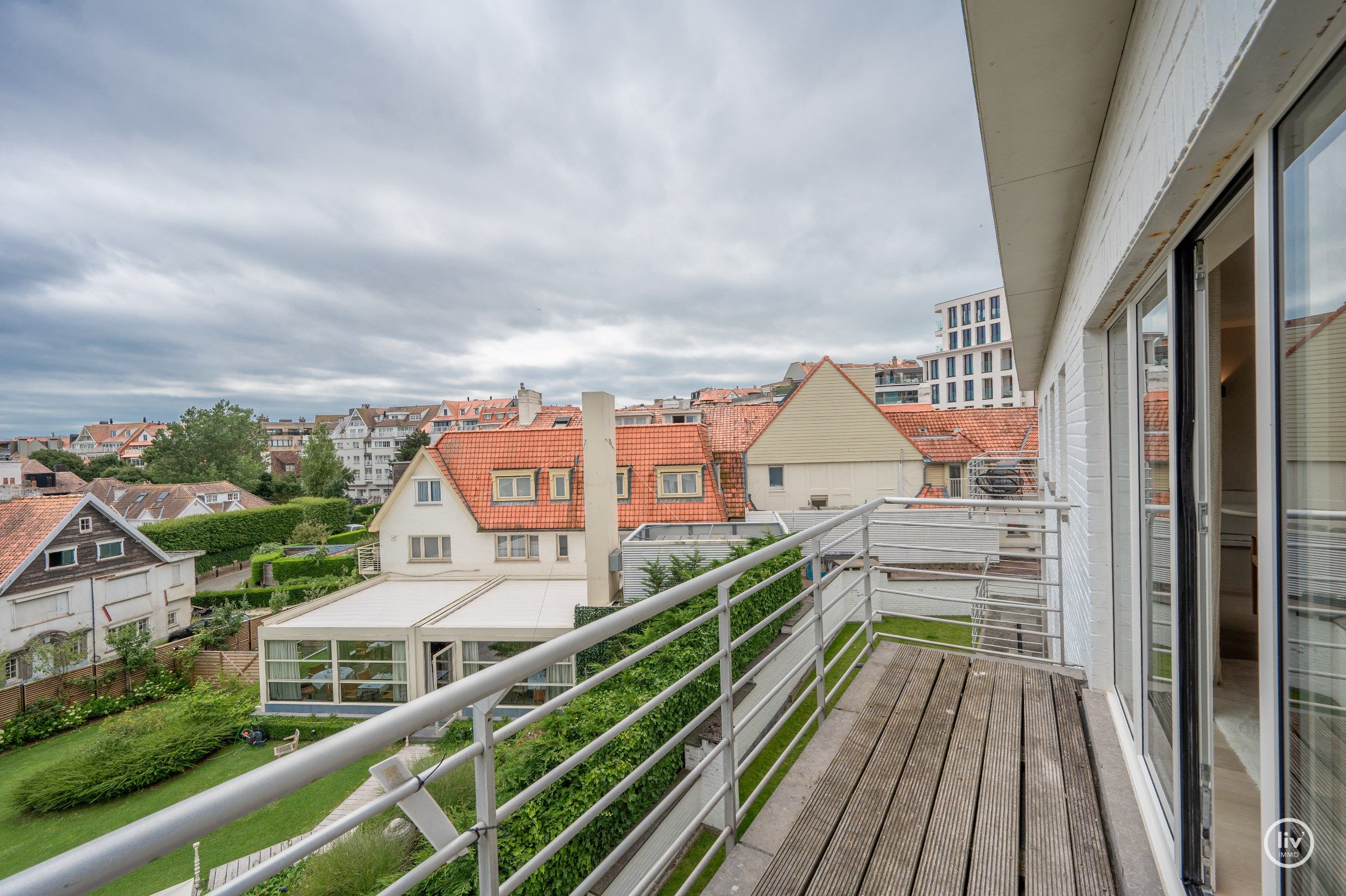 Luxueus gerenoveerd en tevens zuidgericht hoekappartement in een villa residentie te Kustlaan gelegen op 50m van de zeedijk. Open zicht ! garage mogelijk in het foto 17