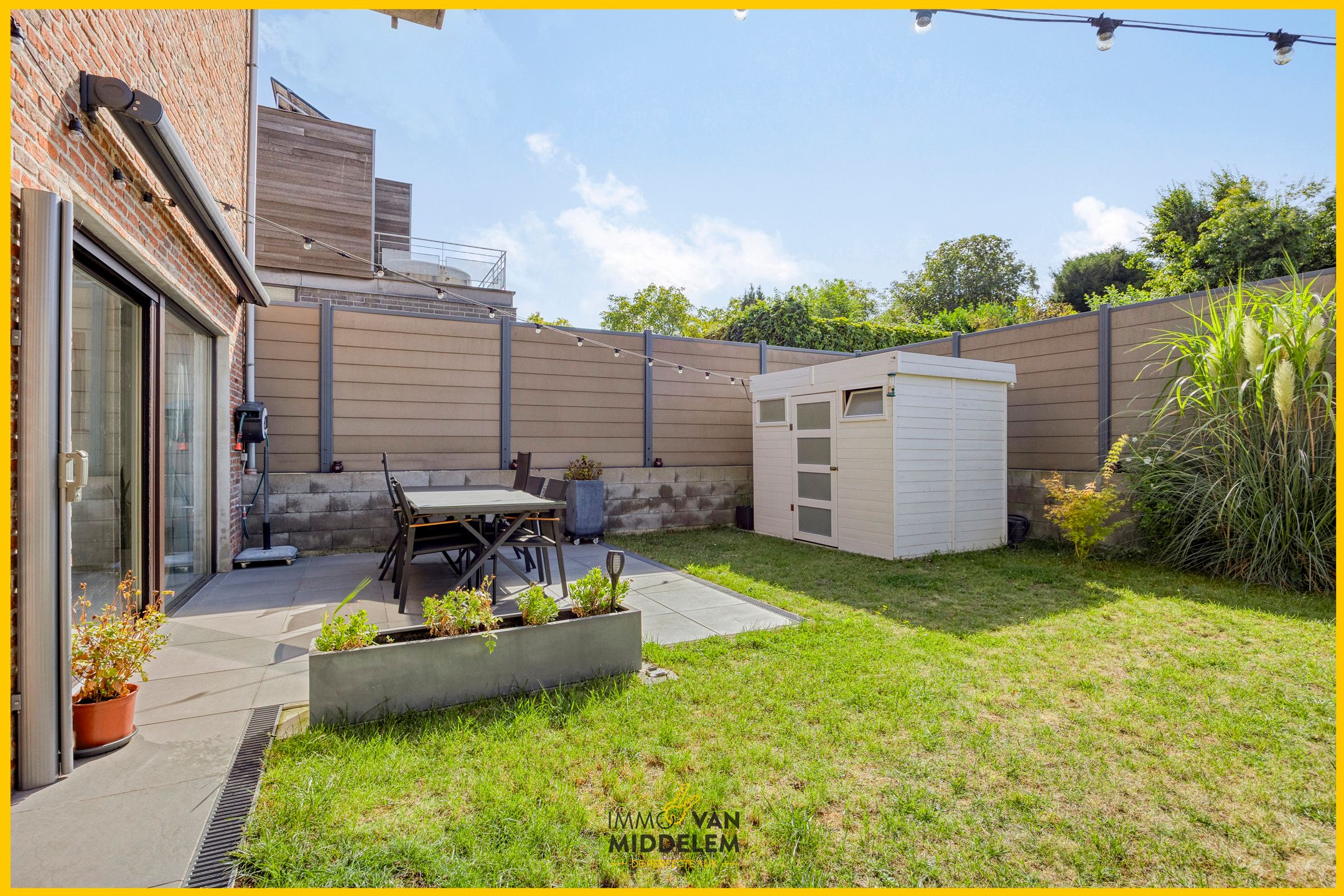 INSTAPKLAAR GELIJKVLOERS 2-KAMERAPPARTEMENT MET TUIN foto {{pictureIndex}}