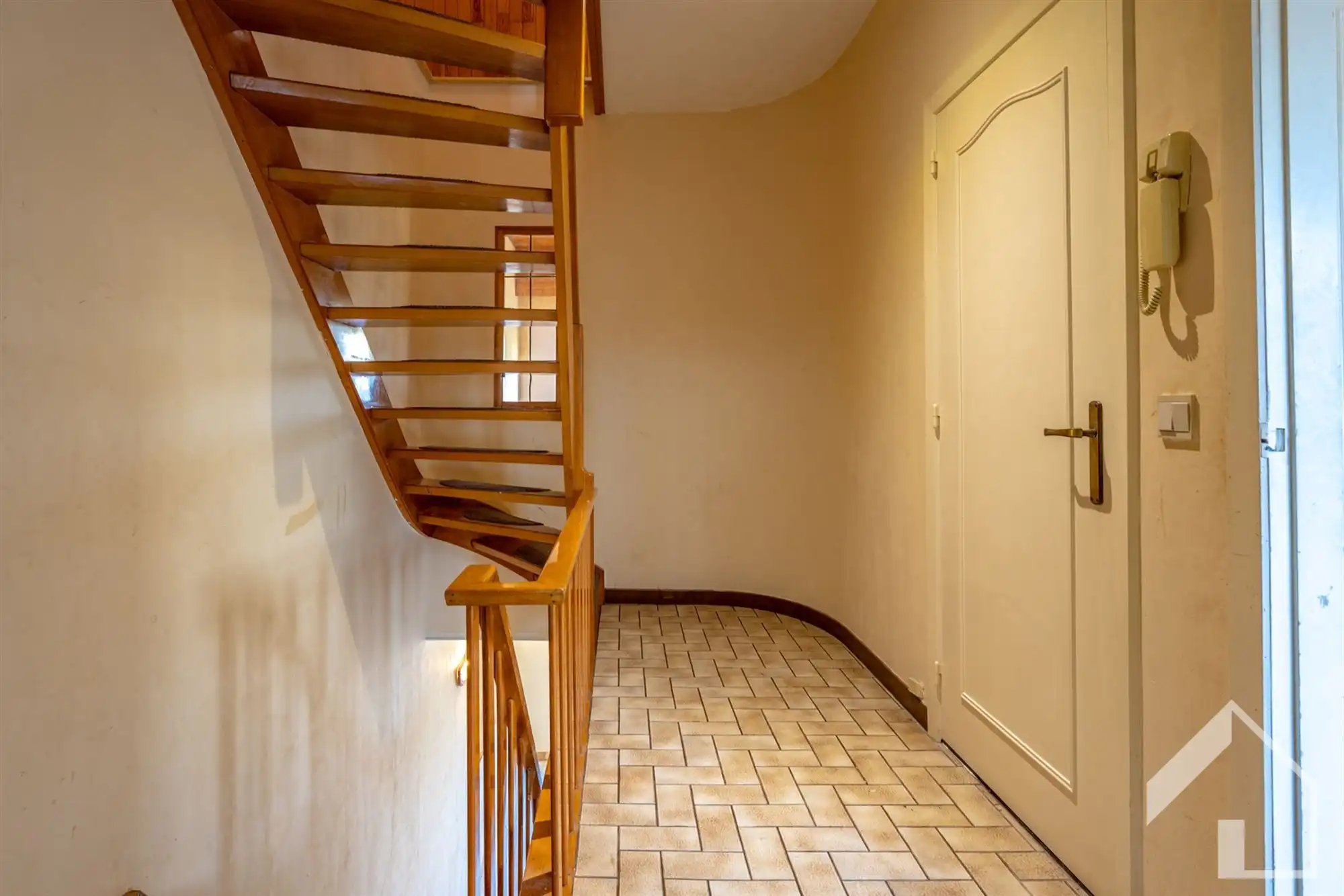 Op te frissen gezinswoning in centrum Stabroek foto 8