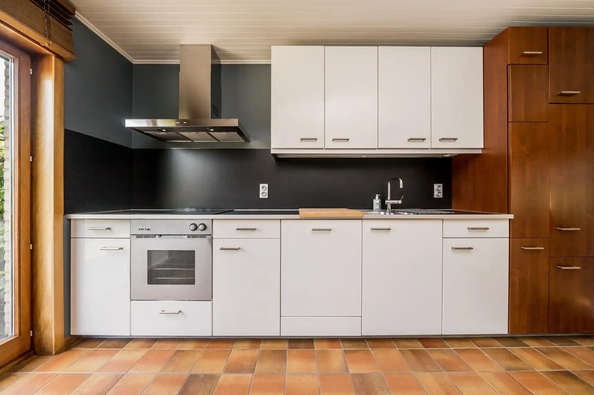 Ruime halfopen bebouwing  met 5 slaapkamers, tuin en garage. foto 6