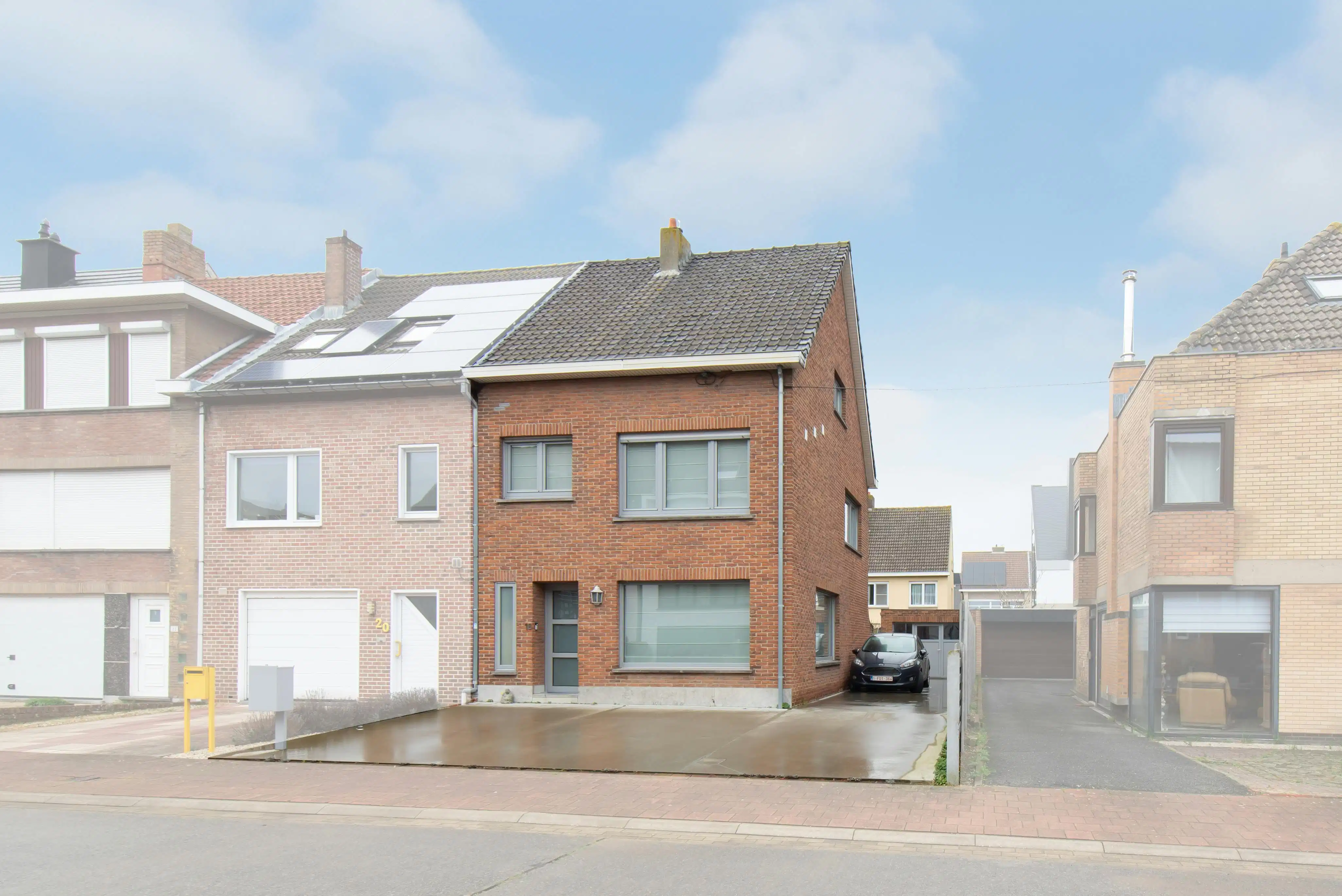 Hoofdfoto van de publicatie: Halfopen bebouwing met 4 slaapkamers en tuin te Oostende