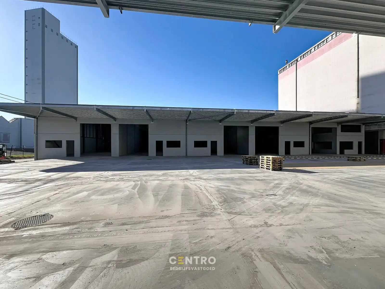 Nieuwbouw KMO-units van 220m² TE HUUR (VH van 7m, 2 parkings, aparte loopdeur en raam), te Kerkhove (Avelgem). foto {{pictureIndex}}