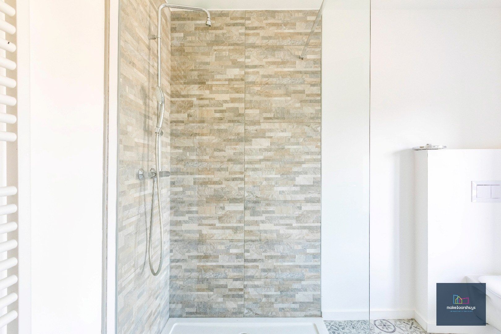 Instapklare gerenoveerde woning in rij met terras, tuin en garagebox foto 13