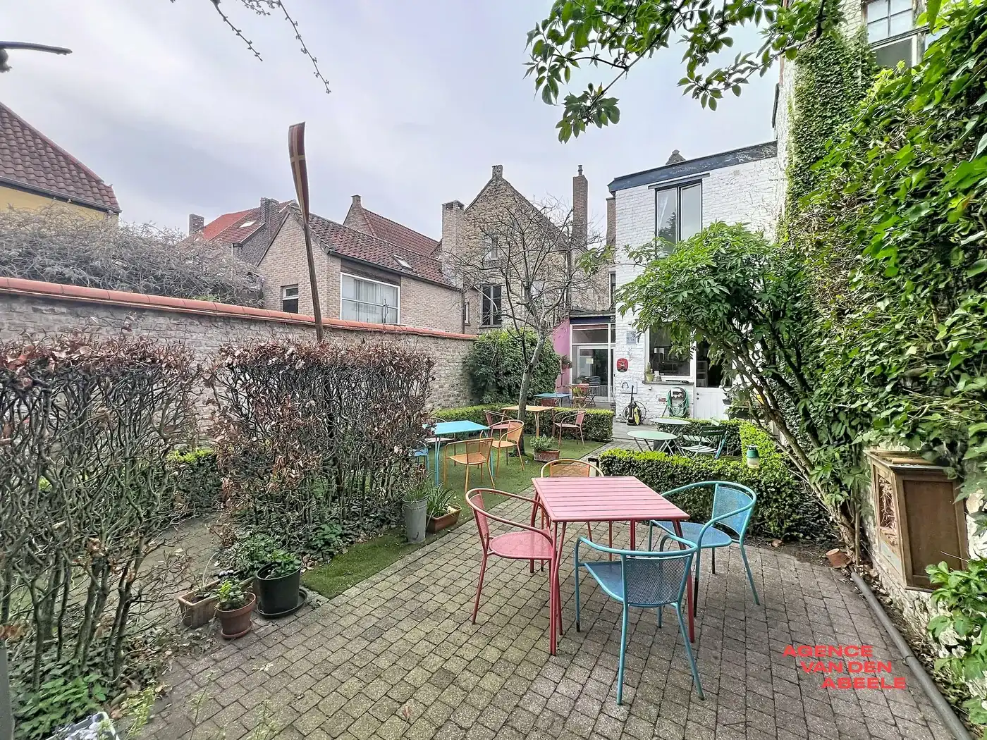 Centraal gelegen handelswoning met 4 slaapkamers en riante tuin  foto 25