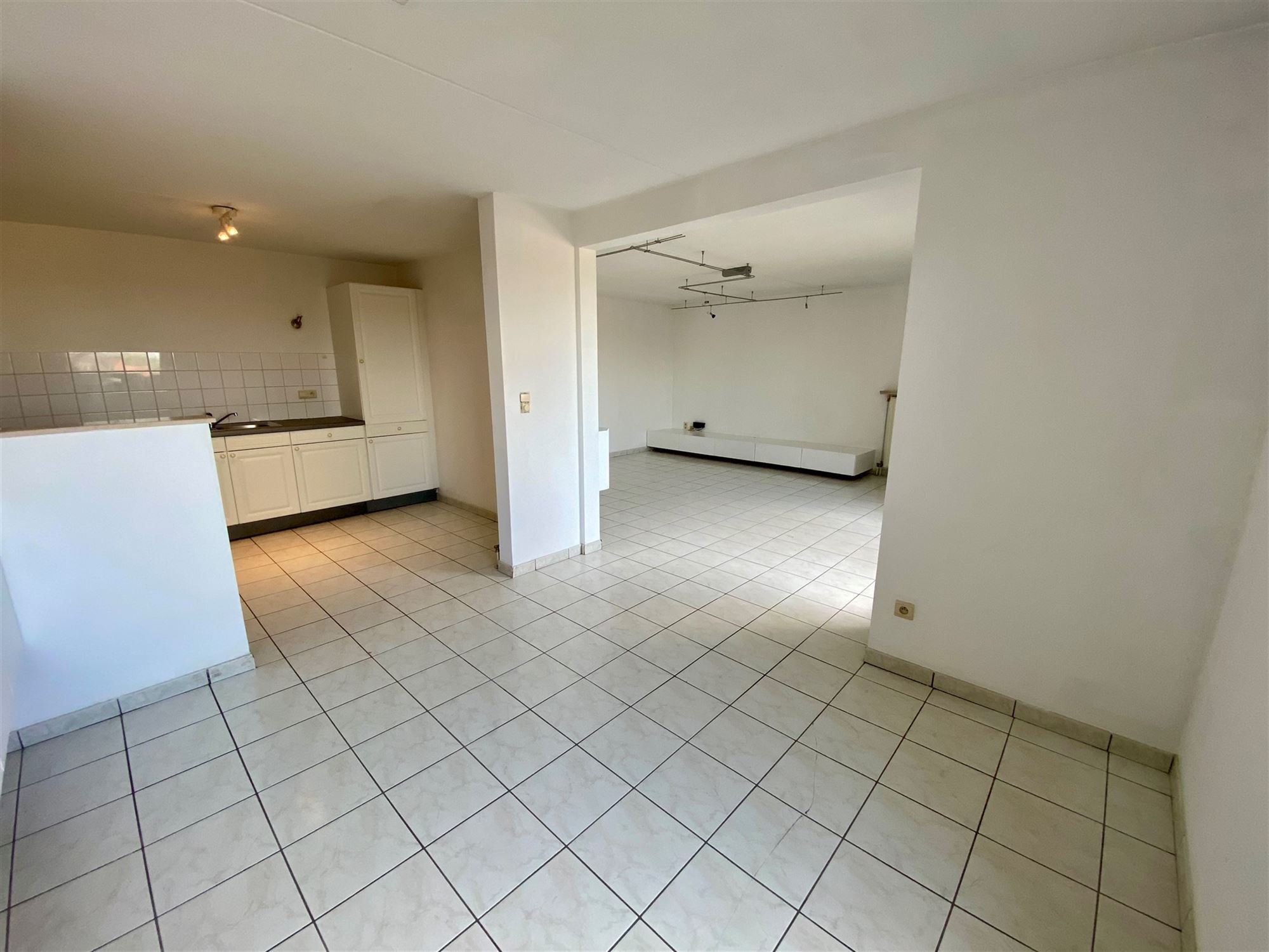 RUIM 2 SLAAPKAMER APPARTEMENT VAN 119M² MET KELDERBERGING EN AUTOSTAANPLAATS foto 3