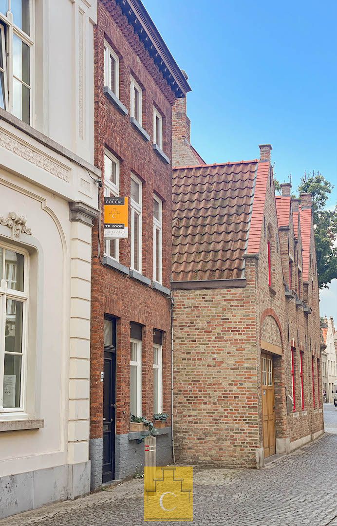 Trendy stadswoning - totaalrenovatie, strakke lijnen en een keitof terras - topligging Moerstraat foto {{pictureIndex}}