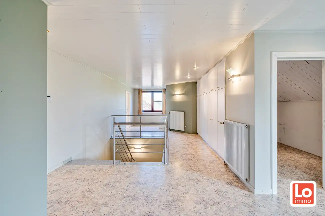VERKOCHT!! Heel ruime degelijke open woning met praktijkruimte, inpandige garage en ruime gerenoveerde schuur met heel wat potentieel gelegen op een gemakkelijk bereikbare locatie tussen Oostakker en Lochristi! foto 17