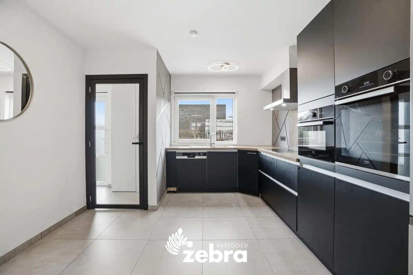 Gerenoveerde rijwoning met uitweg te Roeselare! foto 3