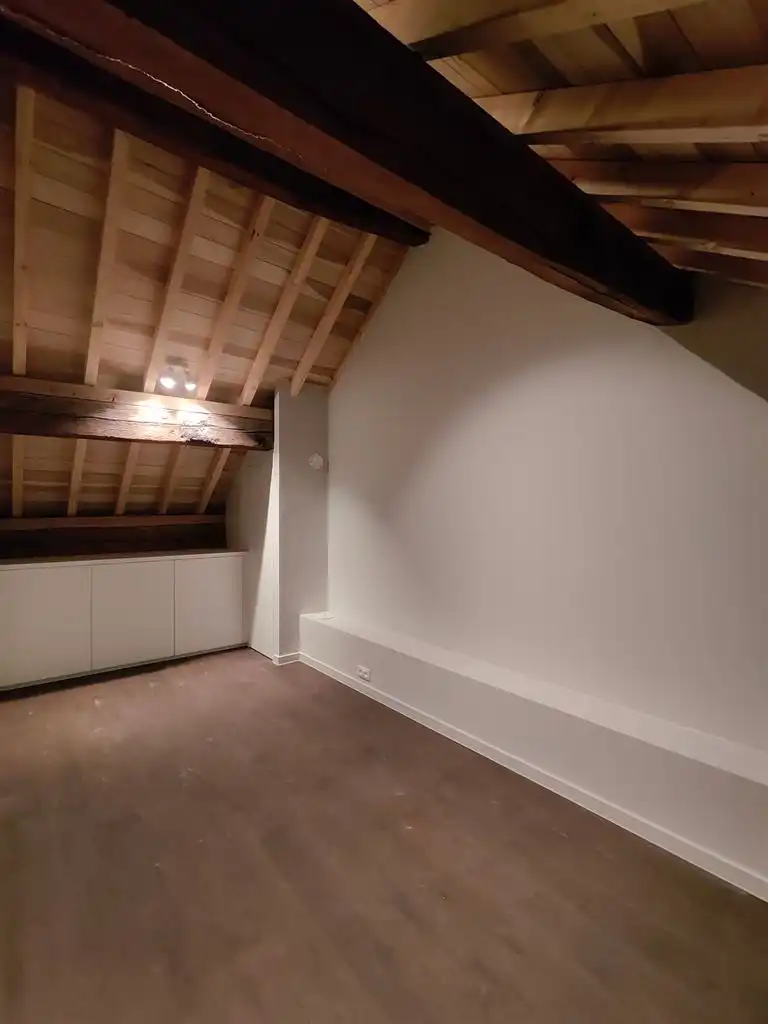 Luxe duplex loft op de tweede verdieping met 2(+1) slaapkamers, ruim terras en optioneel een staanplaats, gelegen in het centrum van Maaseik. foto 8