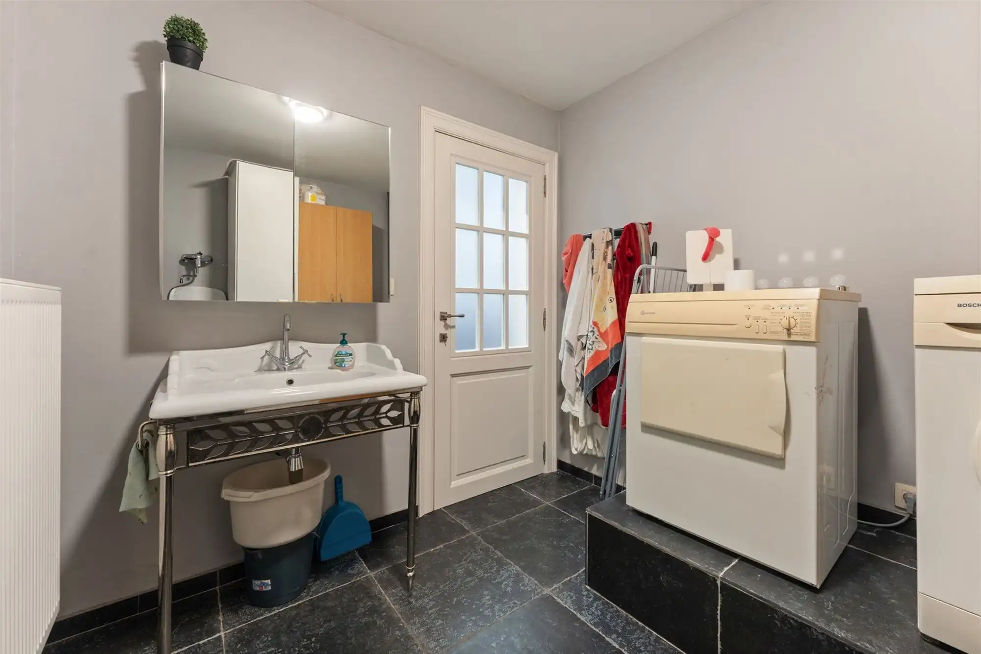 KNAP GERENOVEERDE WONING (175M²) MET 4 SLAAPKAMERS EN LEUKE STADSTUIN TE HASSELT foto 14