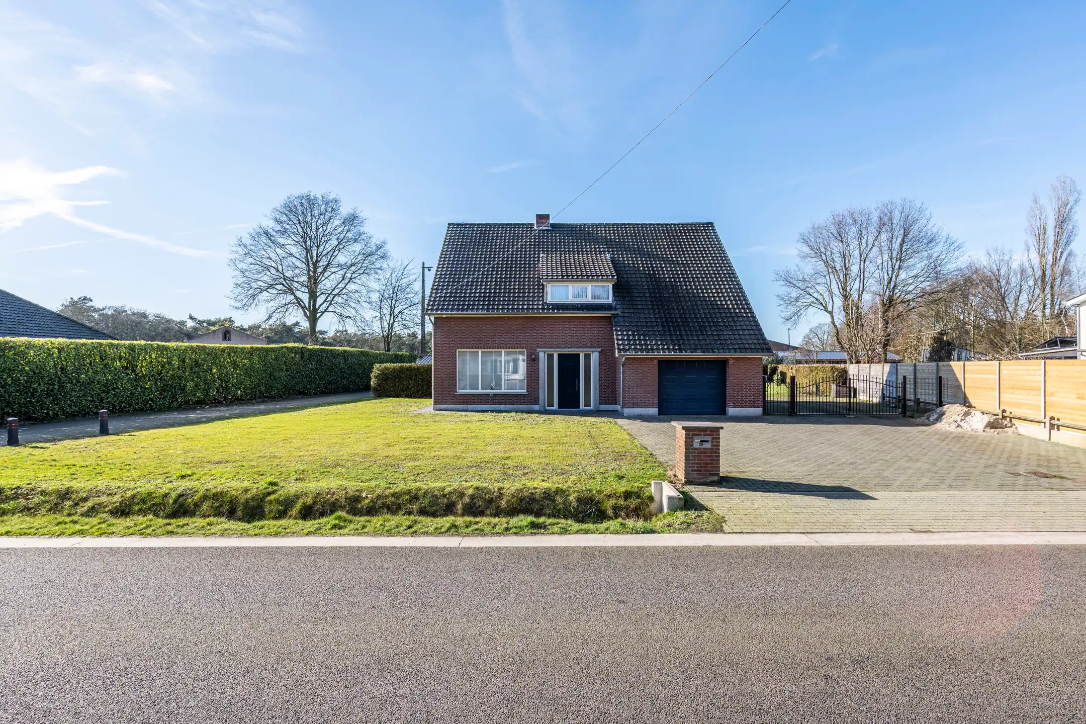 Hoofdfoto van de publicatie: Vrijstaande woning met 4 slpk en 2 garages op 1.306m² 