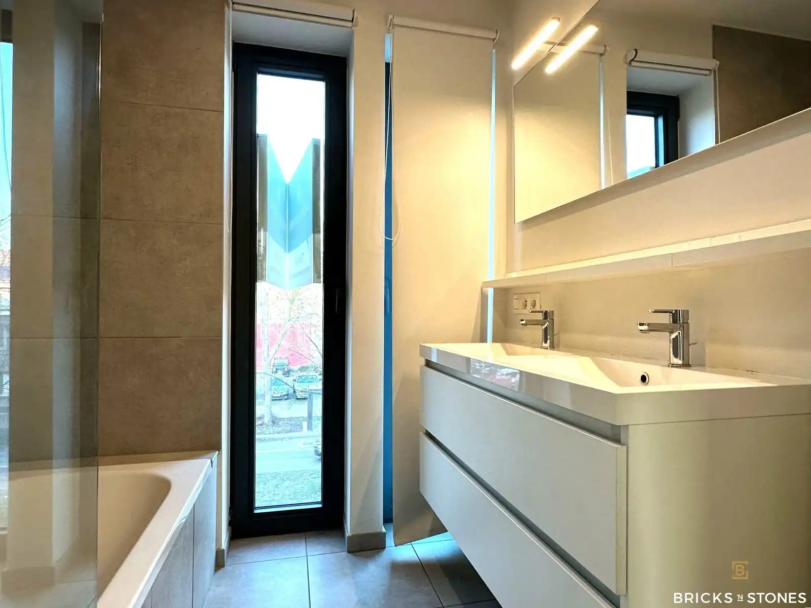 Knap instapklaar 2 slaapkamer appartement met terras en P foto 6