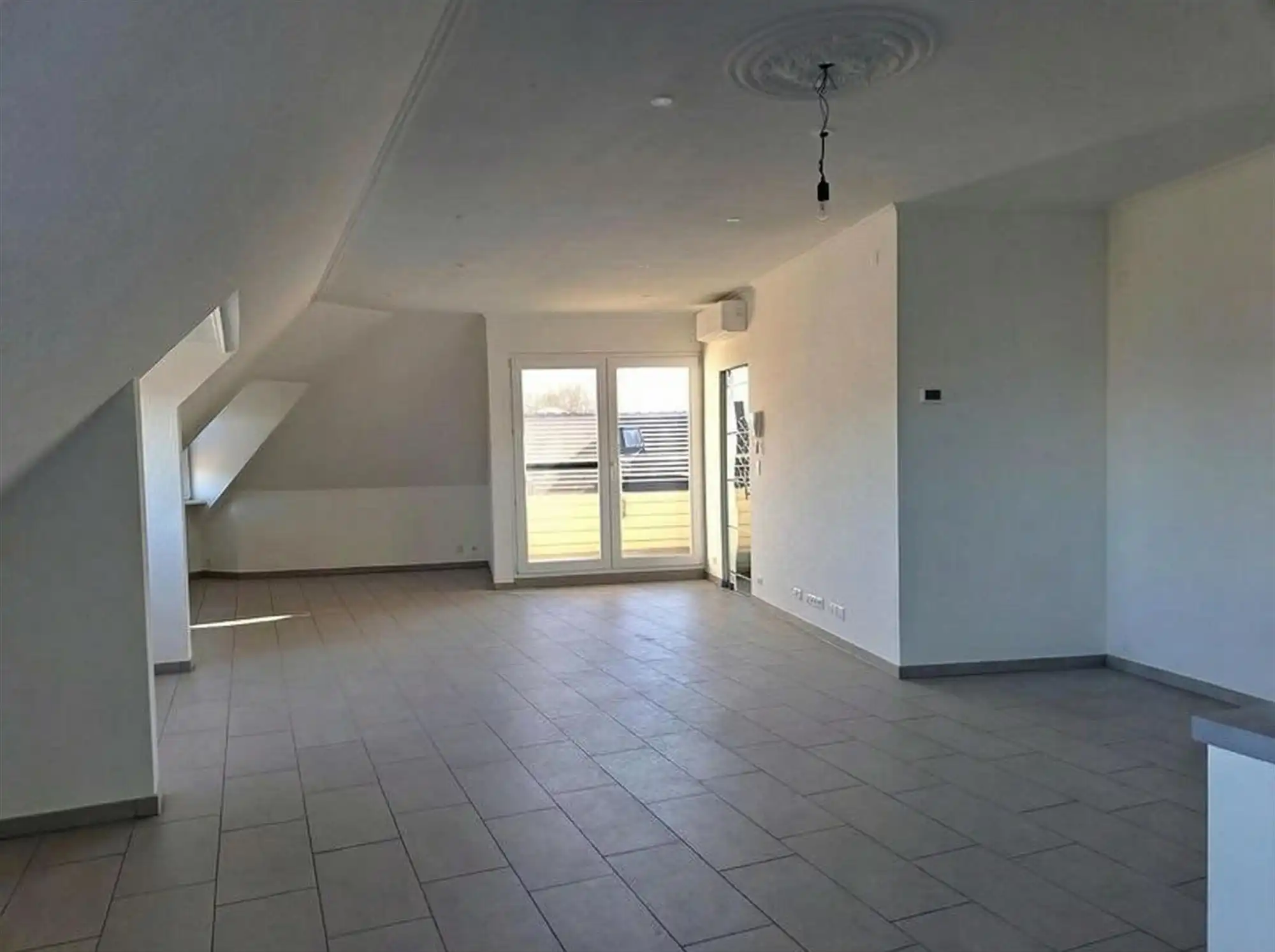 Ruim en lichtrijk dakappartement met 2 slaapkamers en ondergrondse autostaanplaats foto 3