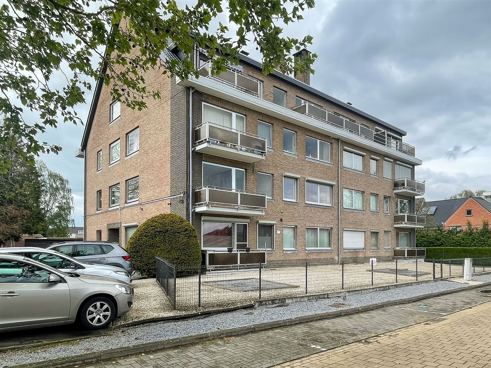 Appartement met 2 terrassen, 2 kelder bergingen en garage foto 2