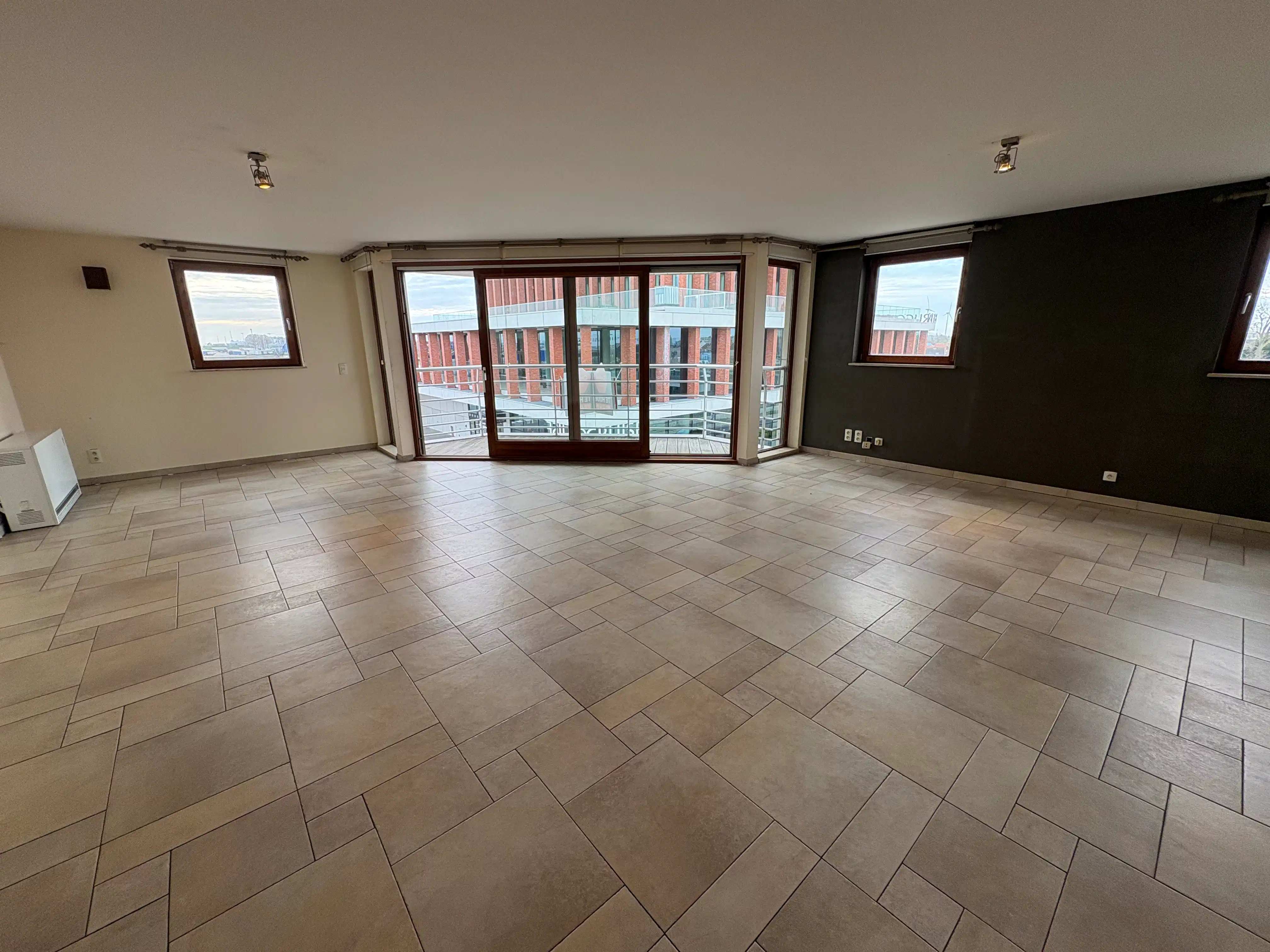 Heel ruim appartement met drie slaapkamers en twee terrassen te Zeebrugge. Mooi uitzicht op de Haven. foto 2