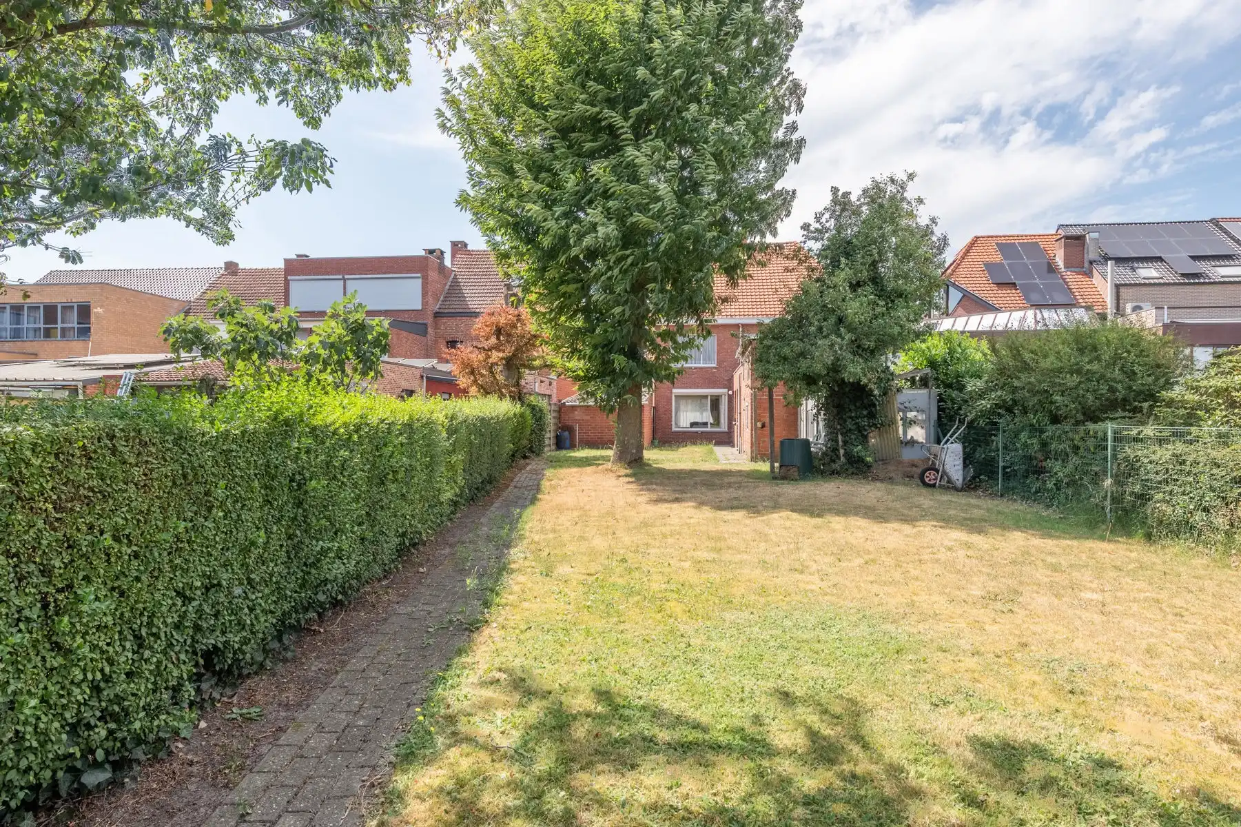 Karaktervolle te renoveren halfopen bebouwing op toplocatie foto 2