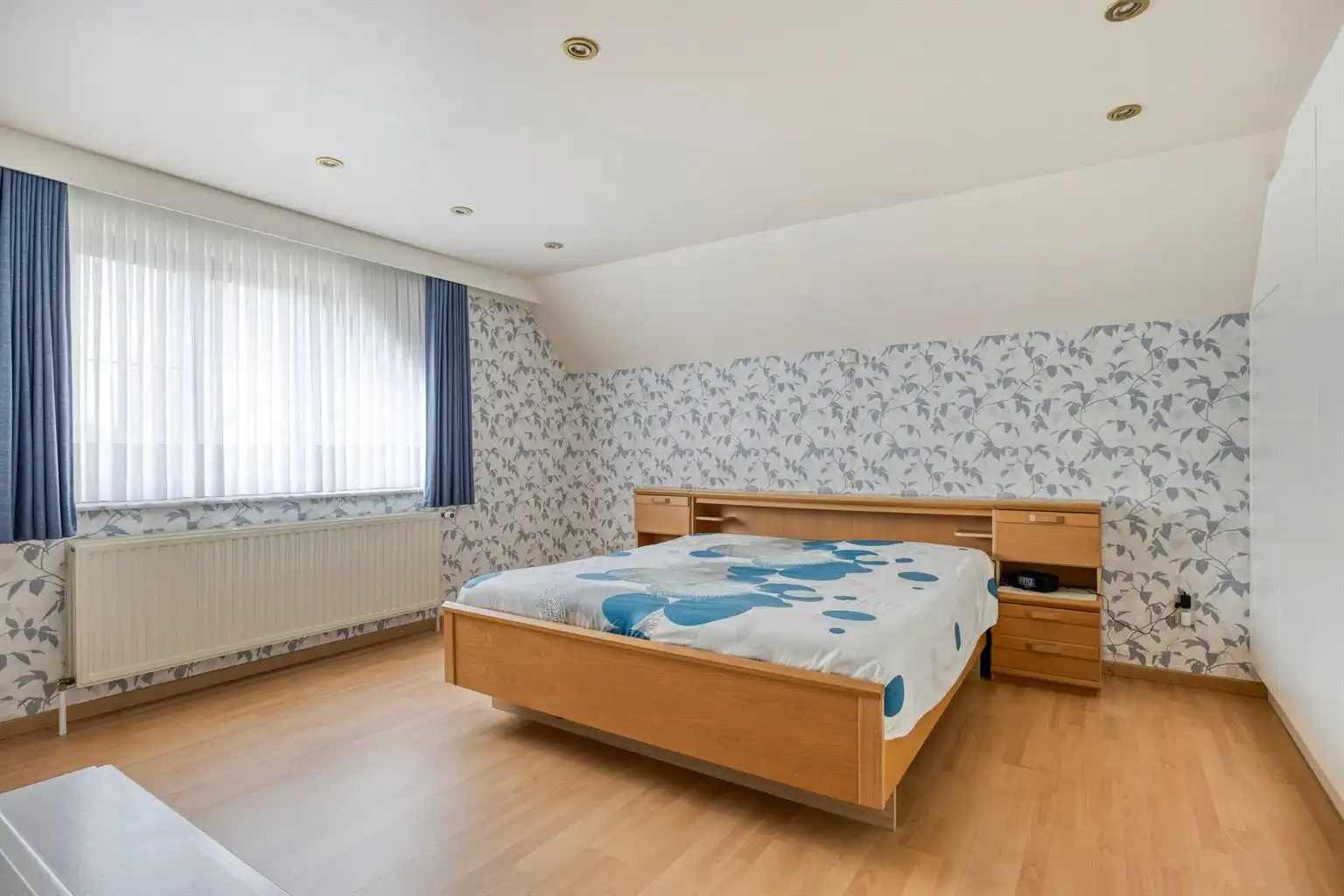 Toffe, vrijstaande split-level woning met 4 slaapkamers, inpandige garage, prachtig aangelegde tuin en zonnepanelen, rustig gelegen in het landelijke Ophoven.  foto 10