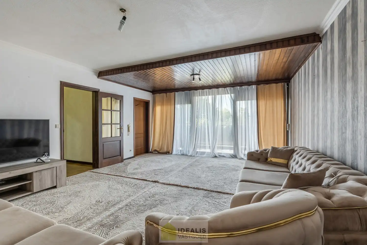 IDEALIS VASTGOED – CENTRAAL, DOCH ZEER RUSTIG GELEGEN 3-SLPKMR APPARTEMENT IN HET CENTRUM VAN HEPPEN (LEOPOLDSBURG)! – Correct onderhouden appartement van ca. 100m² op de tweede verdieping met een aangename leefruimte met aansluitend keuken, 3 slaapkamers, bergruimte en badkamer. Het appartement beschikt tevens over een privatieve kelder en aparte garagebox. Geschikt voor zij die zoeken naar betaalbaar wonen in het centrum van Heppen. foto 4