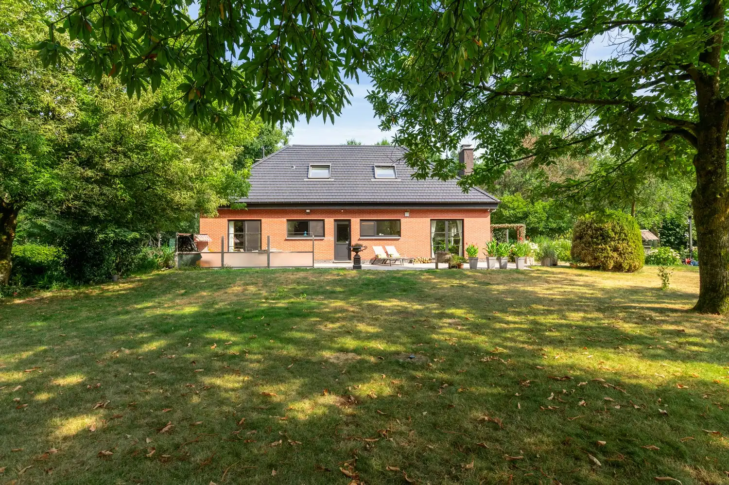 Instapklare, volledig gerenoveerde woning met 3 slaapkamers, bijgebouw en prachtige tuin foto 26
