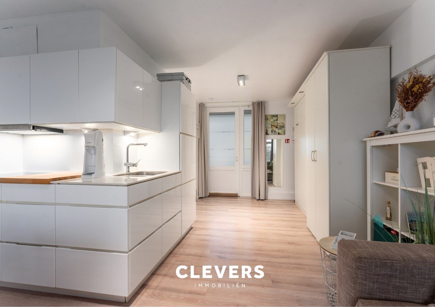 Moderne en lichtrijke gemeubelde studio met heerlijk terras foto 5